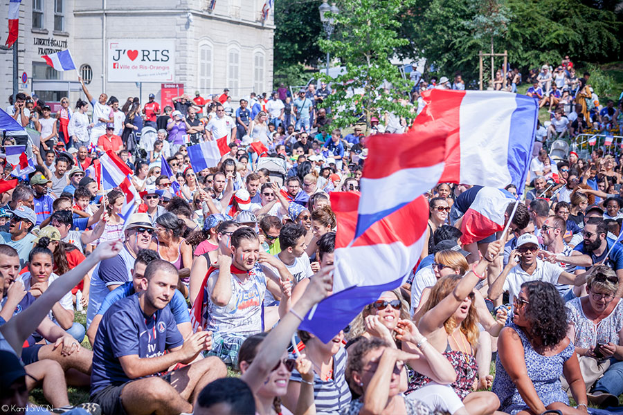La France Championne du Monde: la foule en liesse à Ris-Orangis