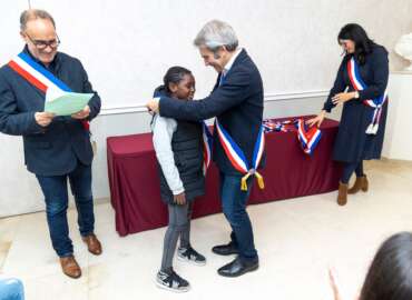 Remise des écharpes tricolores aux nouveaux élus du Conseil Municipal des Enfants